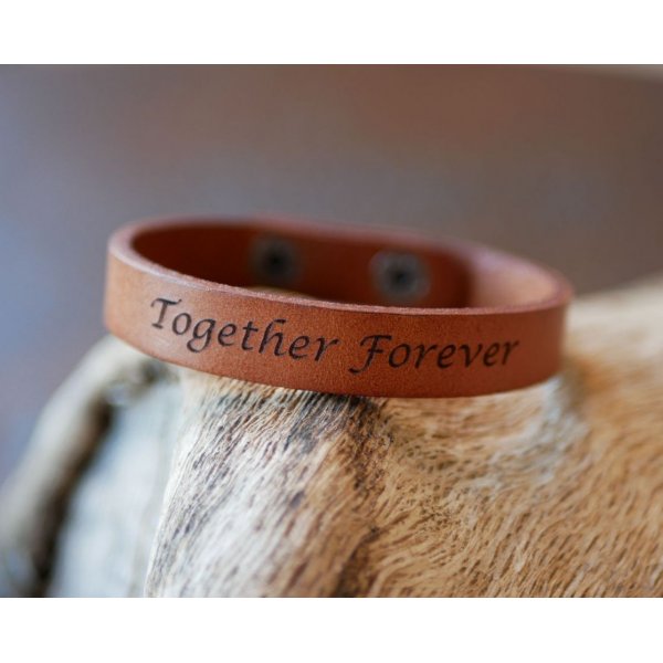 Gemengde camel gegraveerde leren riem met drukknopen