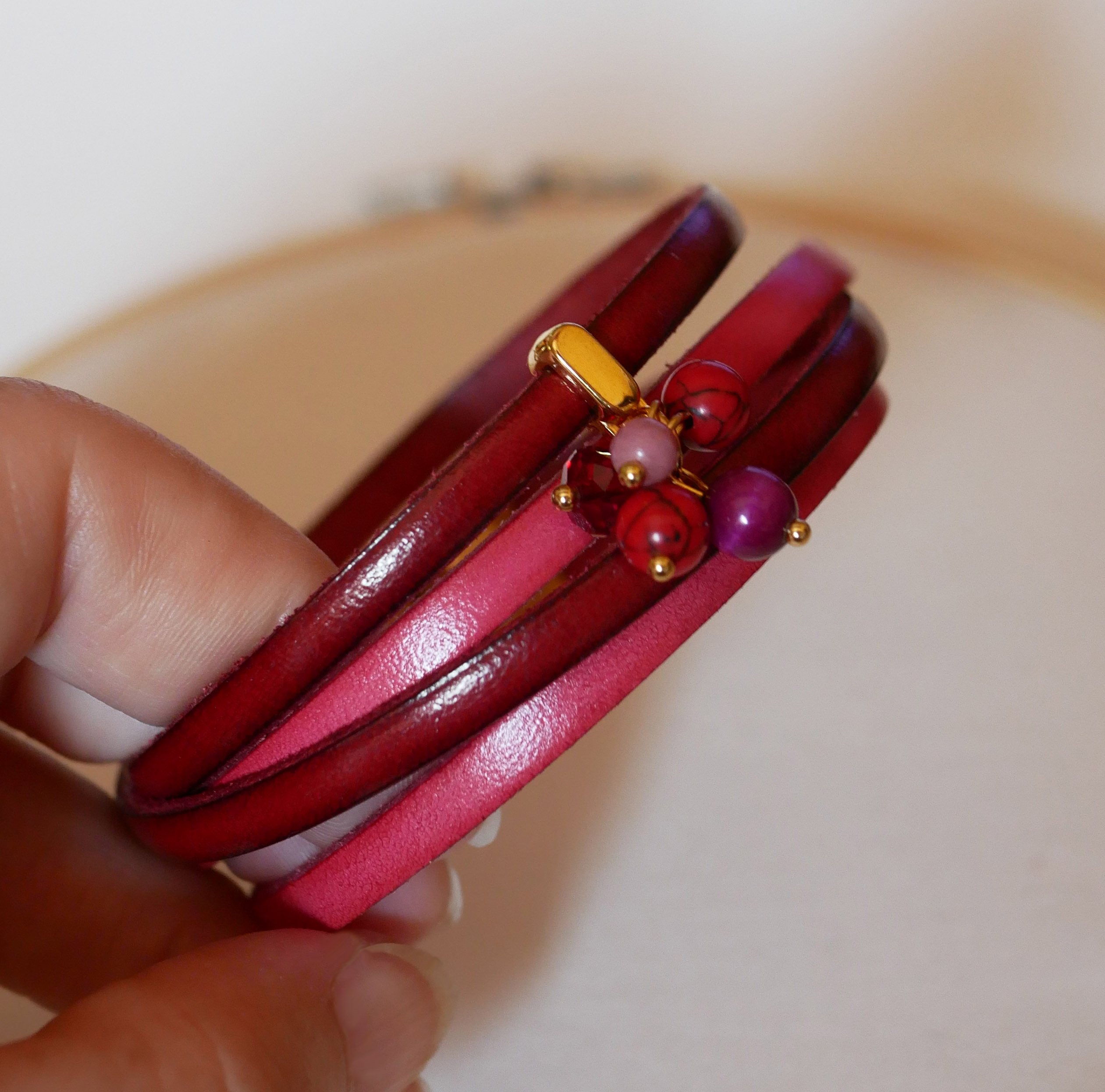 Duo lederen armband versierd met fuchsia parels