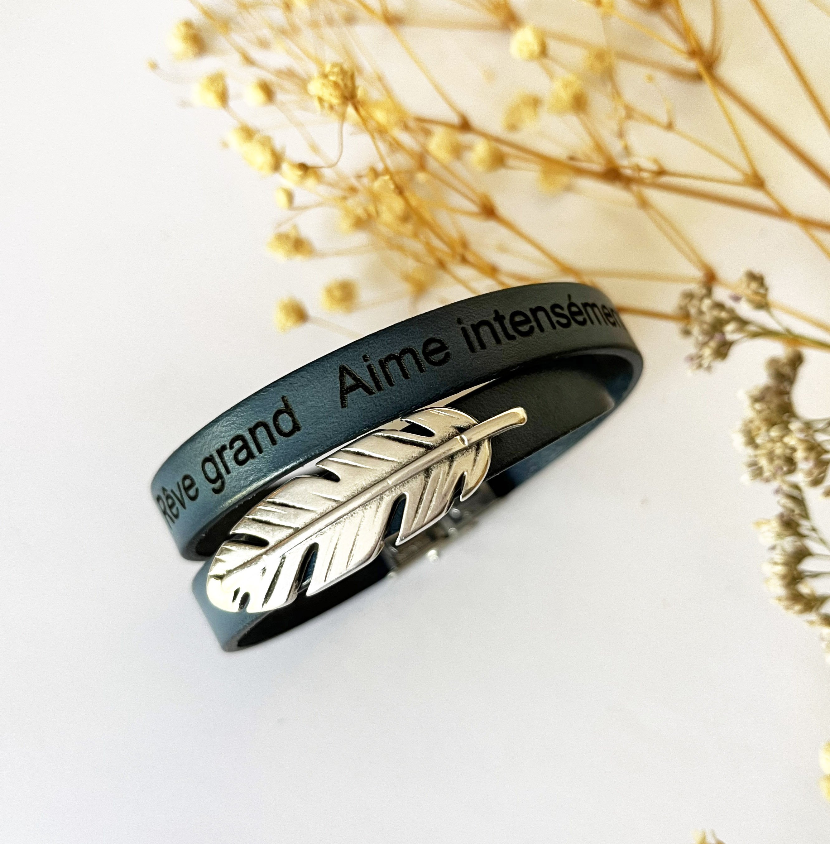 Bracelet cuir double en duo d&eacute;cor&eacute; d'une plume argent&eacute;e