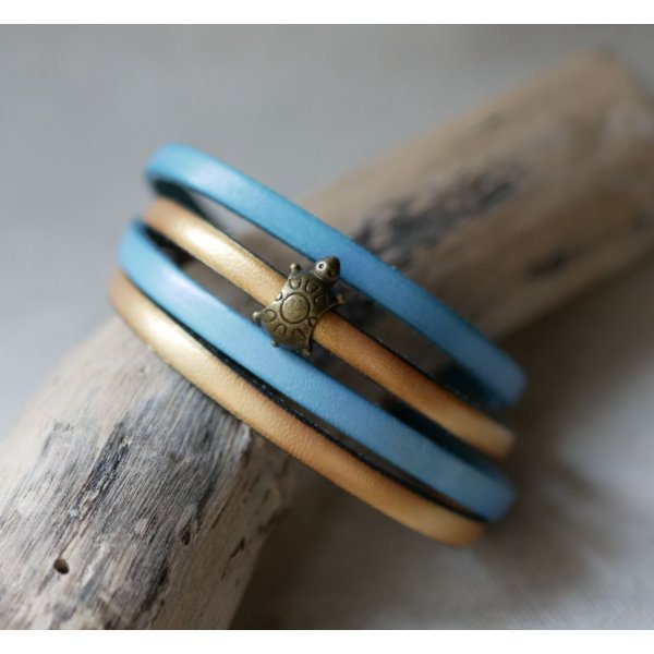 Dubbele lederen band in duo versierd met een bronzen schildpad