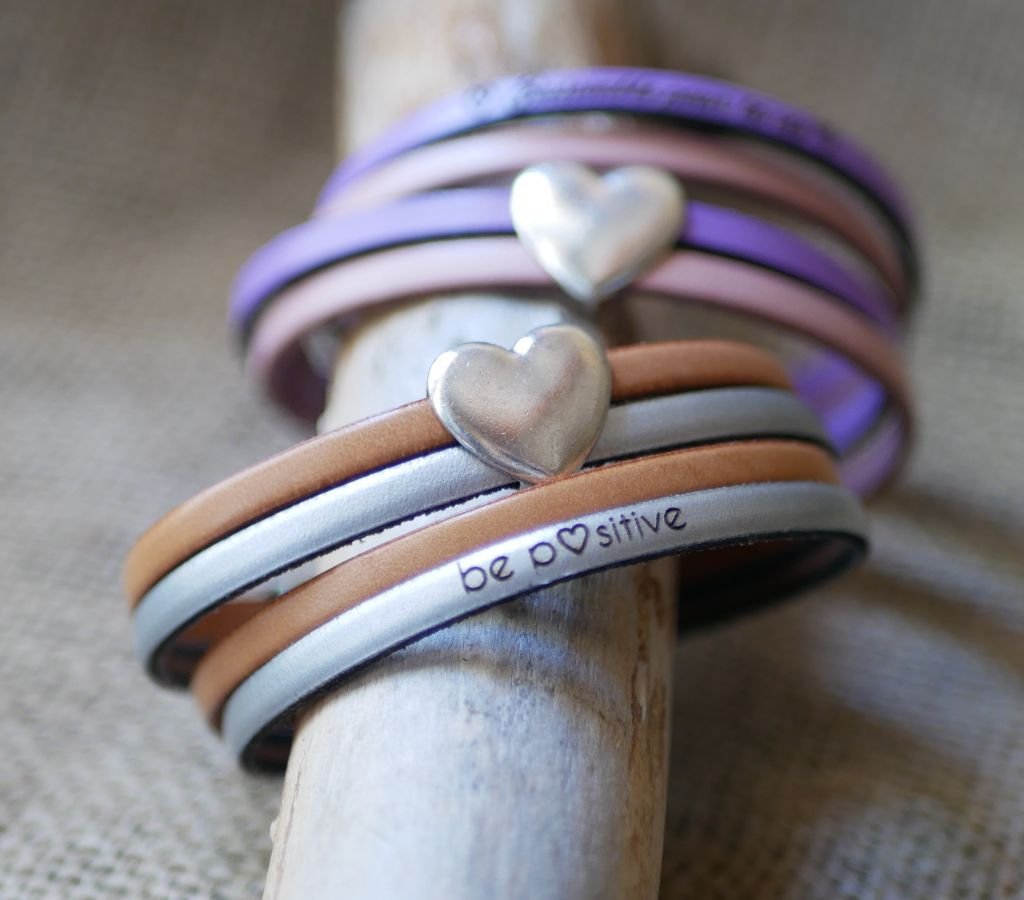 Dubbele lederen armband in duo met zilveren hart te personaliseren door gravure