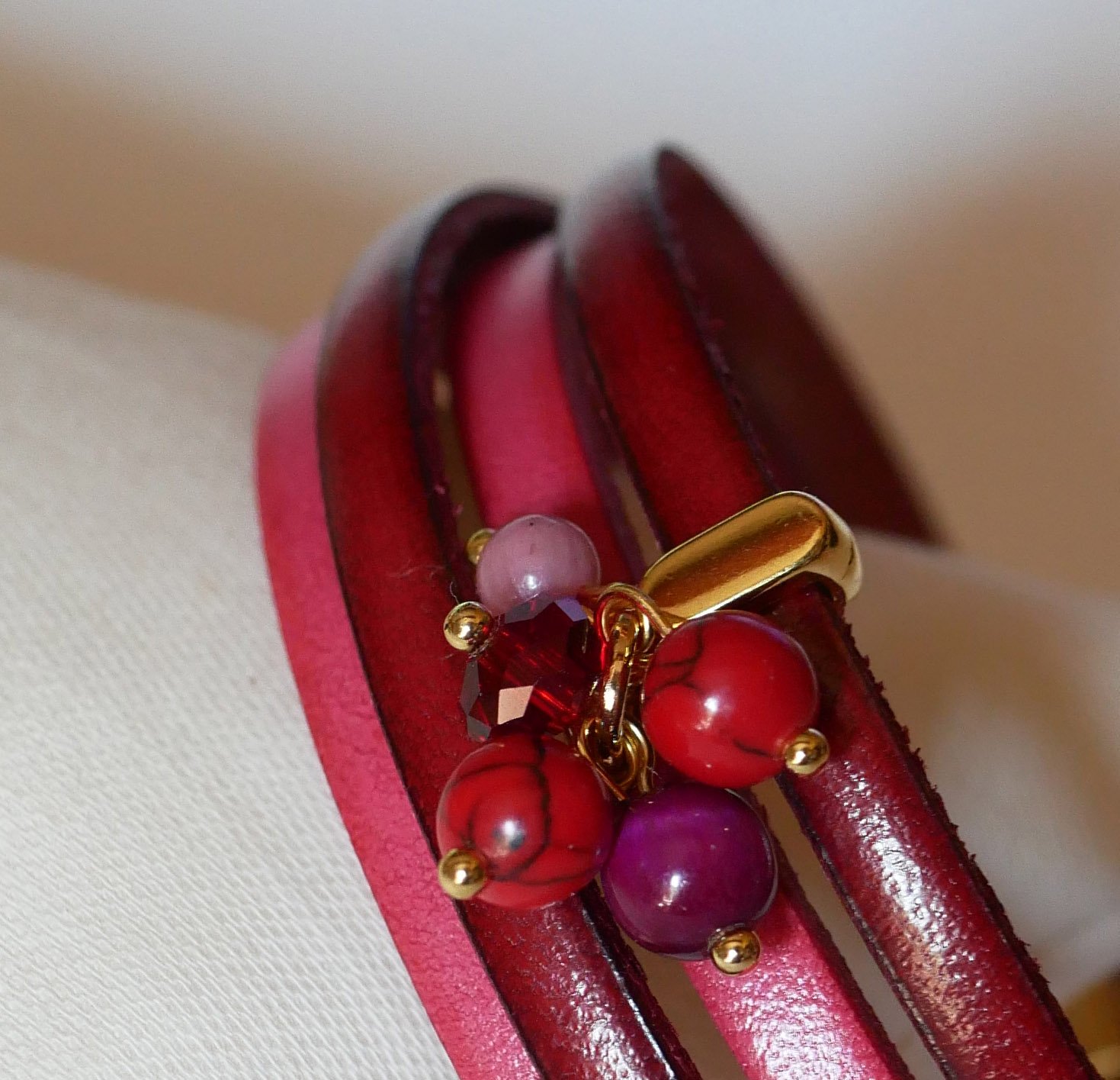 Duo lederen armband versierd met fuchsia parels