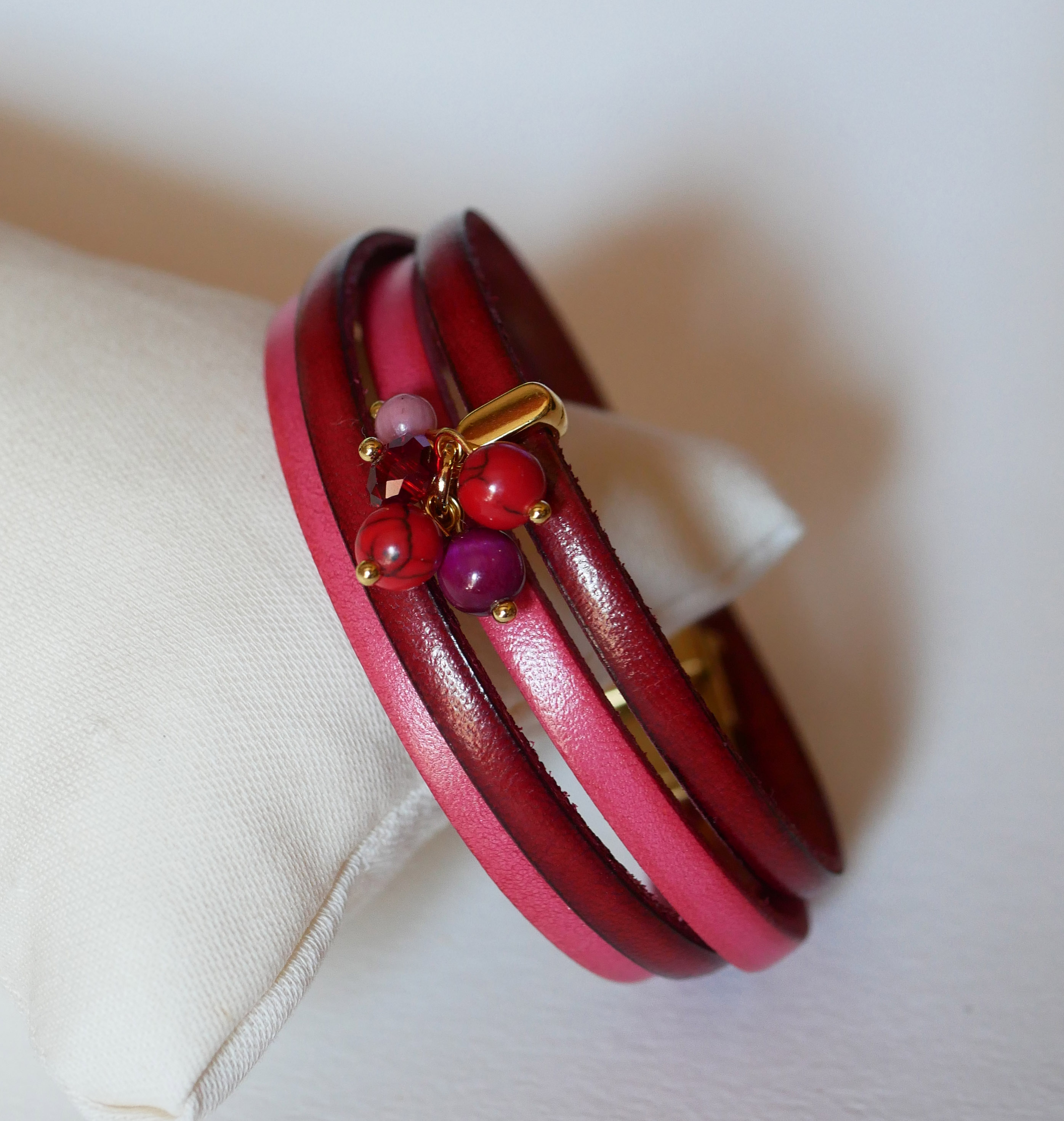 Duo lederen armband versierd met fuchsia parels