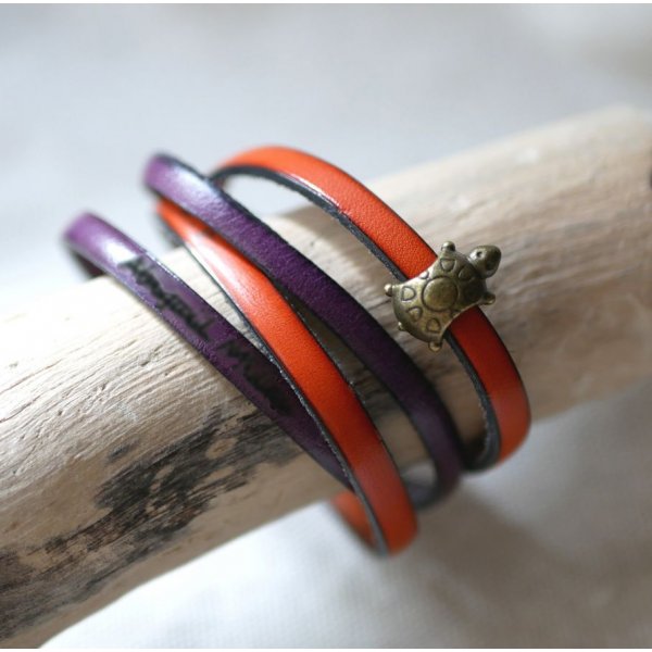 Dubbele lederen band in duo versierd met een bronzen schildpad