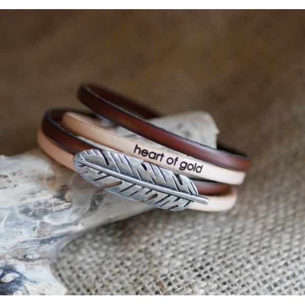 Dubbele lederen band in duo versierd met een zilveren veer