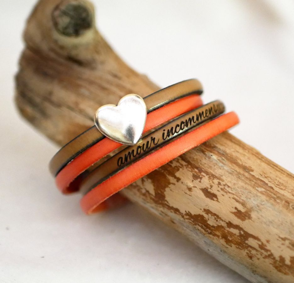 Dubbele lederen armband in duo met zilveren hart te personaliseren door gravure