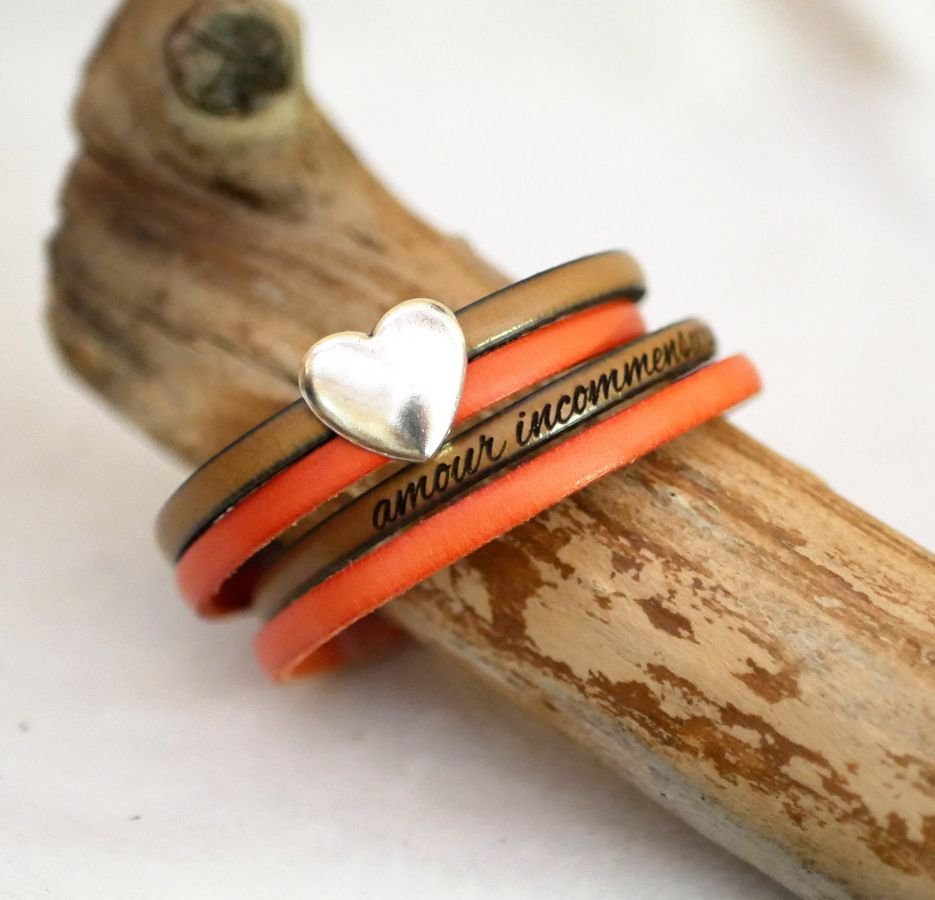 Dubbele lederen armband in duo met zilveren hart te personaliseren door gravure