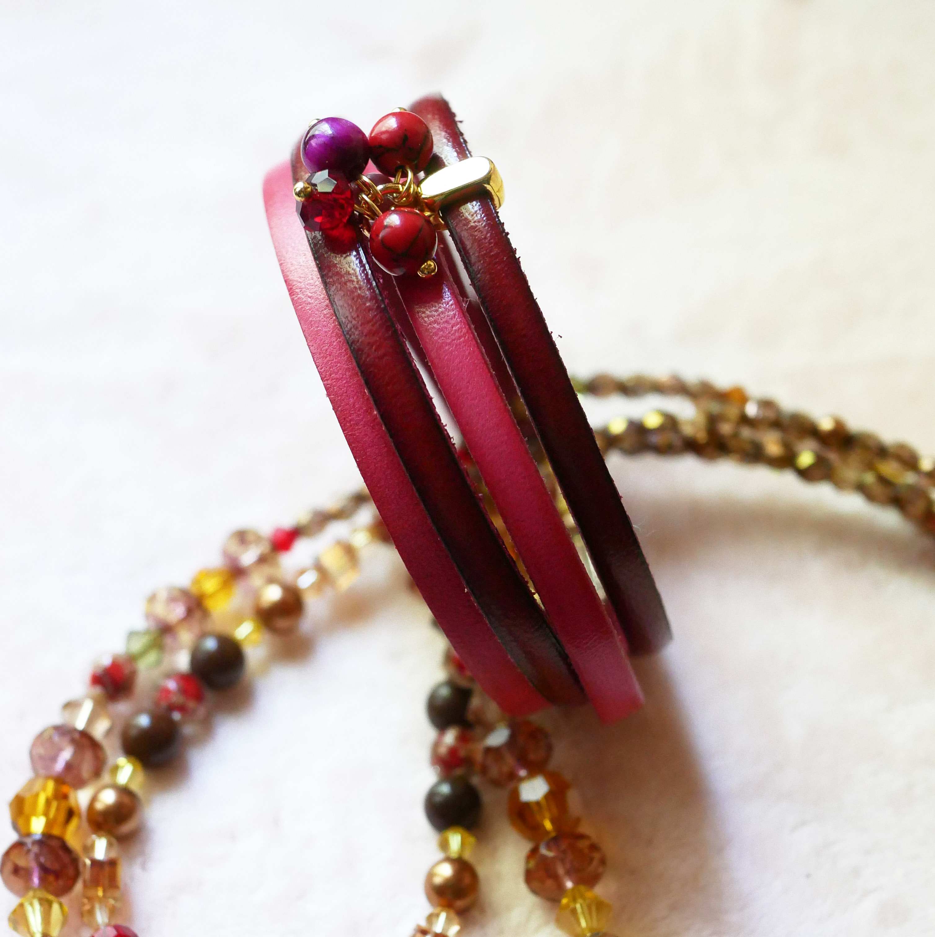 Duo lederen armband versierd met fuchsia parels