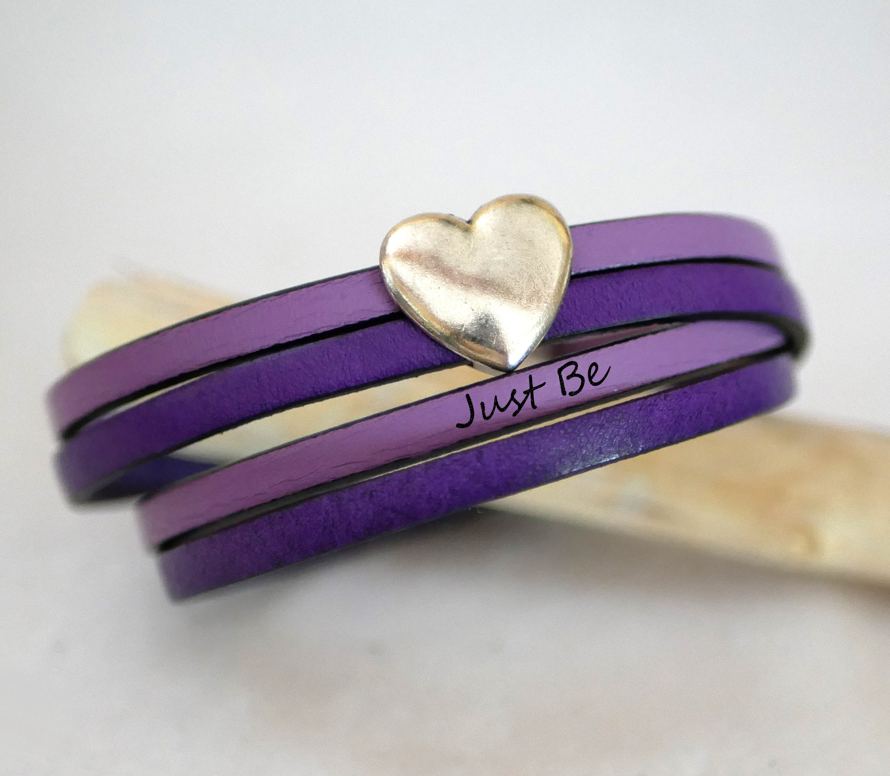 Dubbele lederen armband in duo met zilveren hart te personaliseren door gravure