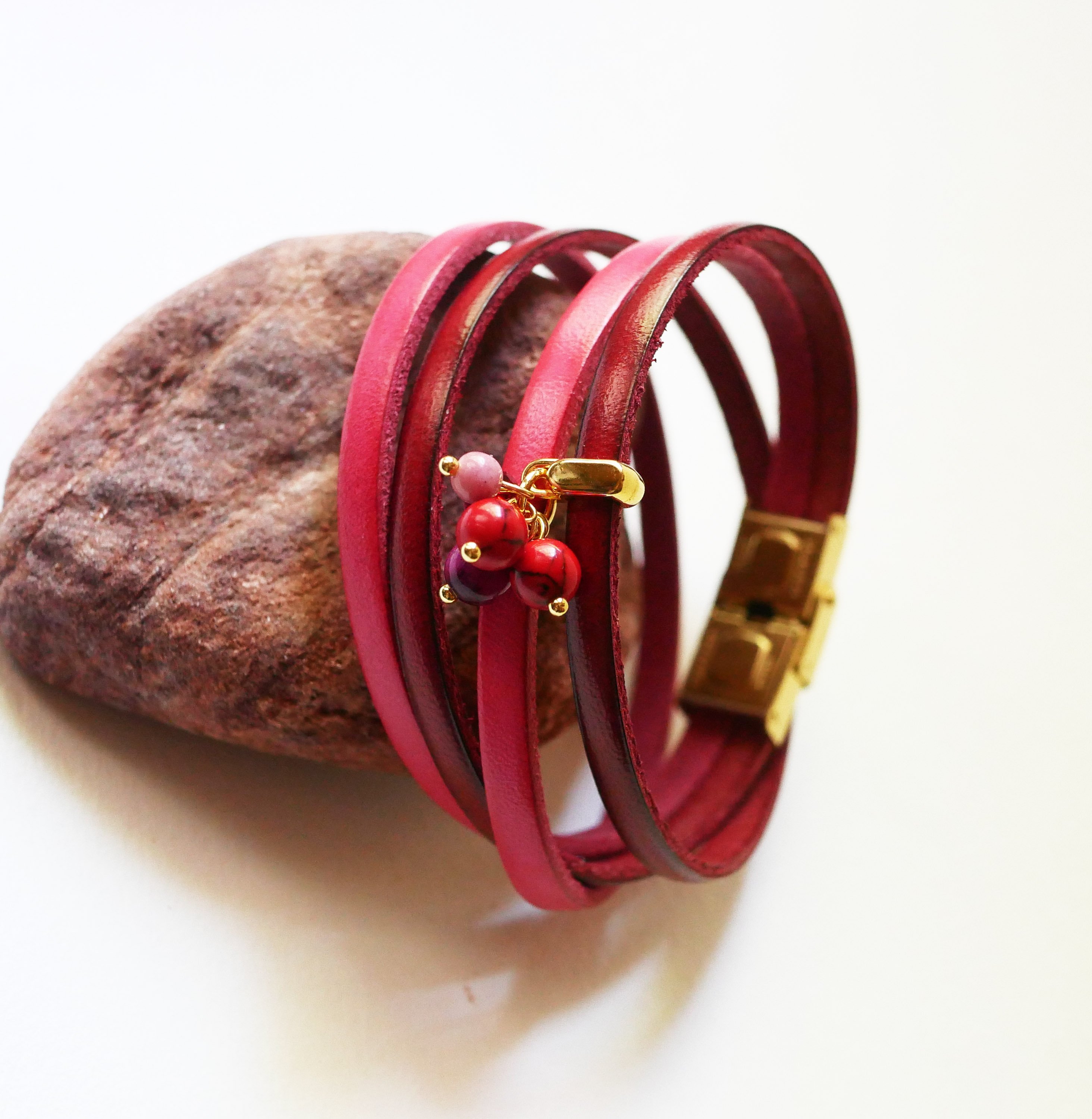 Duo lederen armband versierd met fuchsia parels