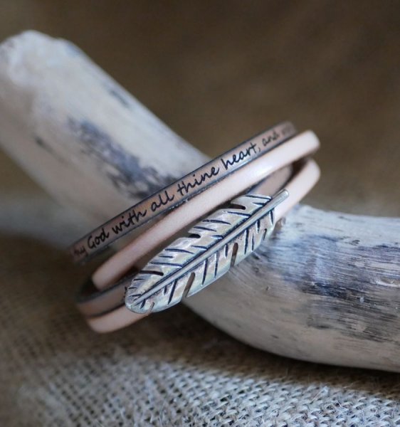 Dubbele lederen band in duo versierd met een zilveren veer