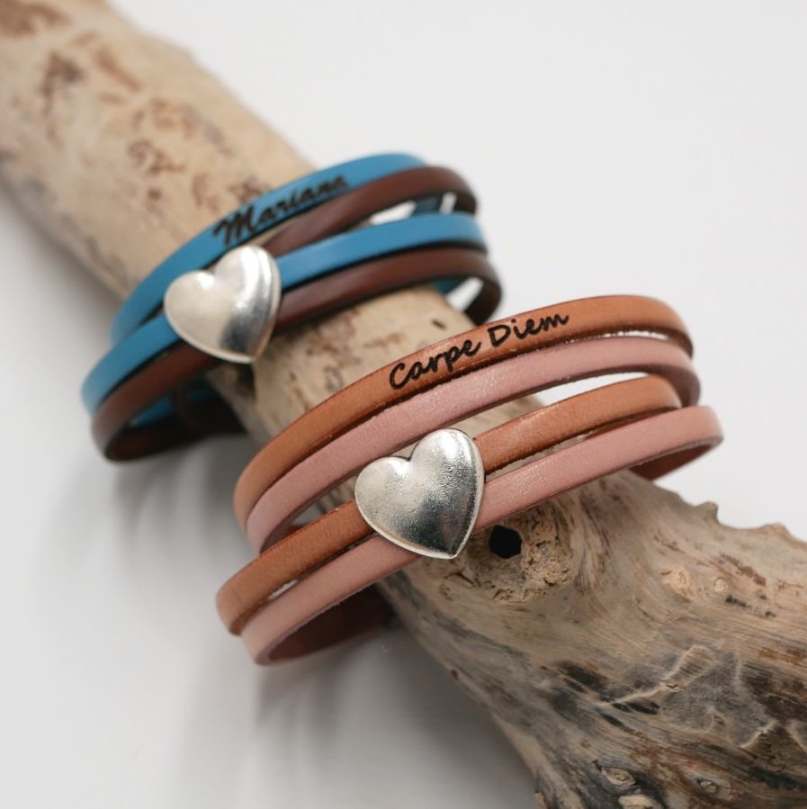 Dubbele lederen armband in duo met zilveren hart te personaliseren door gravure