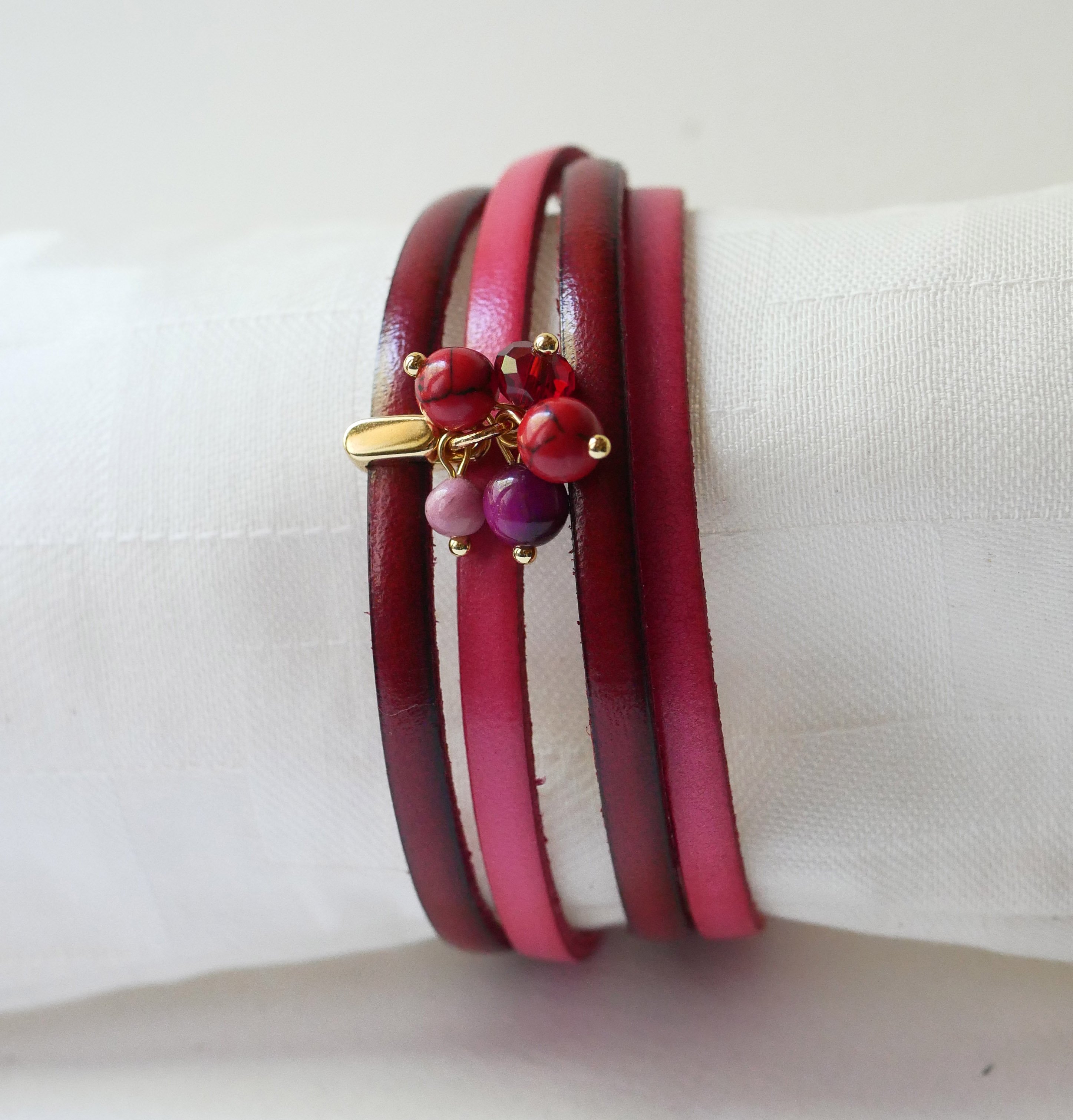 Duo lederen armband versierd met fuchsia parels