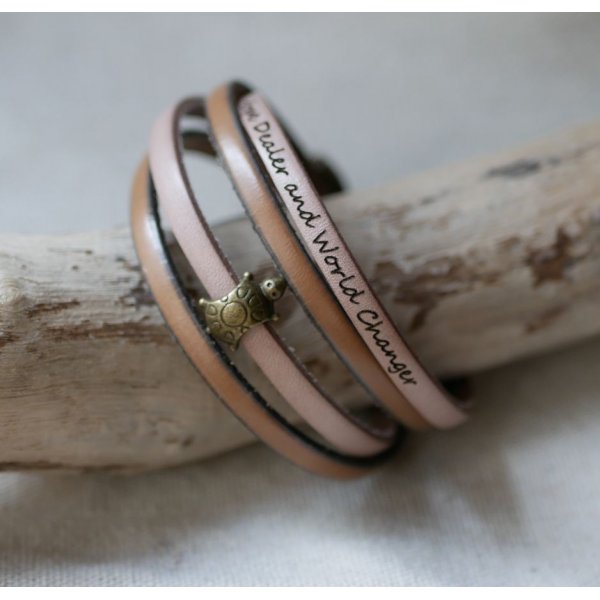 Dubbele lederen band in duo versierd met een bronzen schildpad