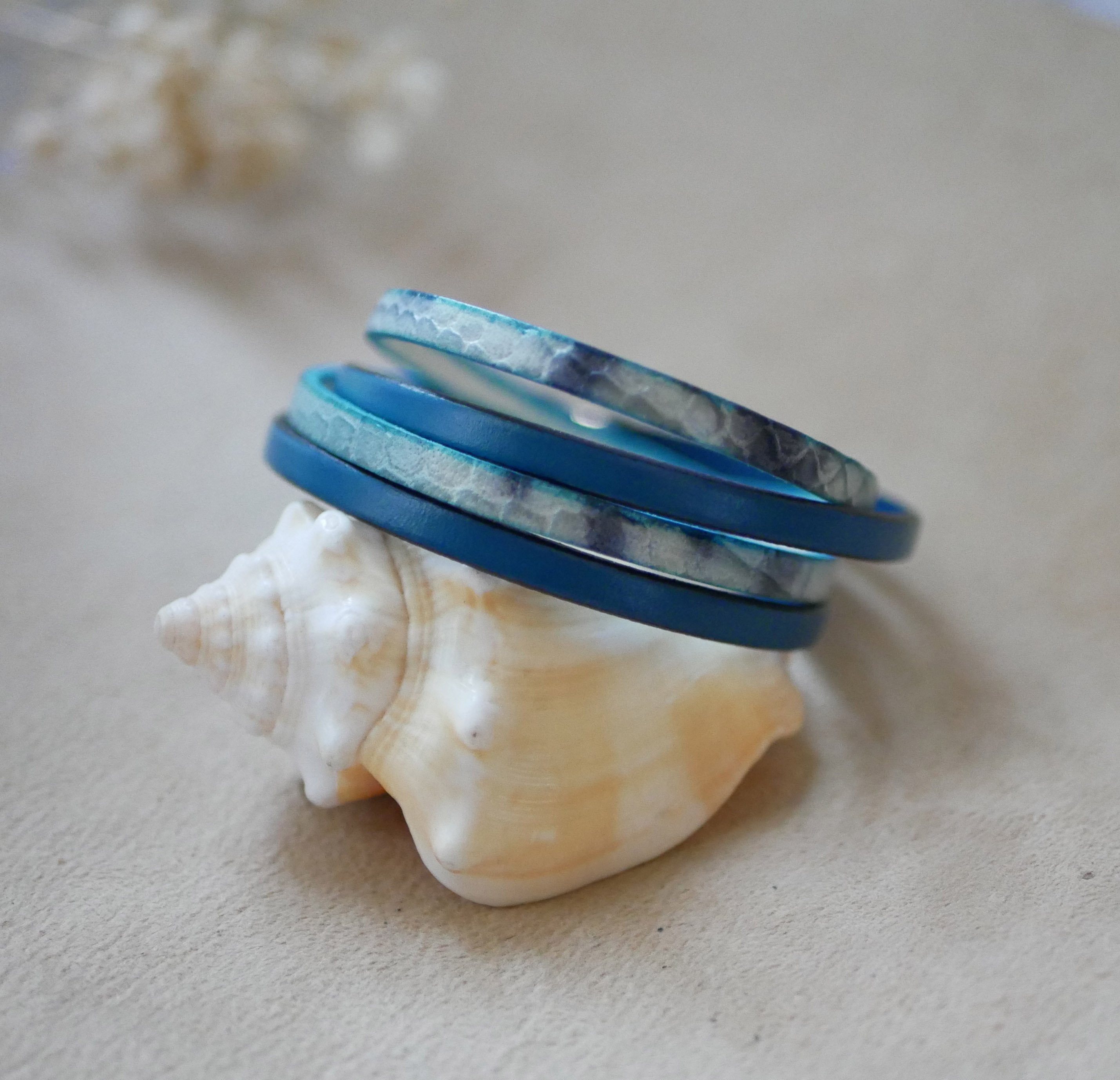 Dubbellaagse leren riem met een blauwgrijze schubbenprint en een leerkleur naar keuze 