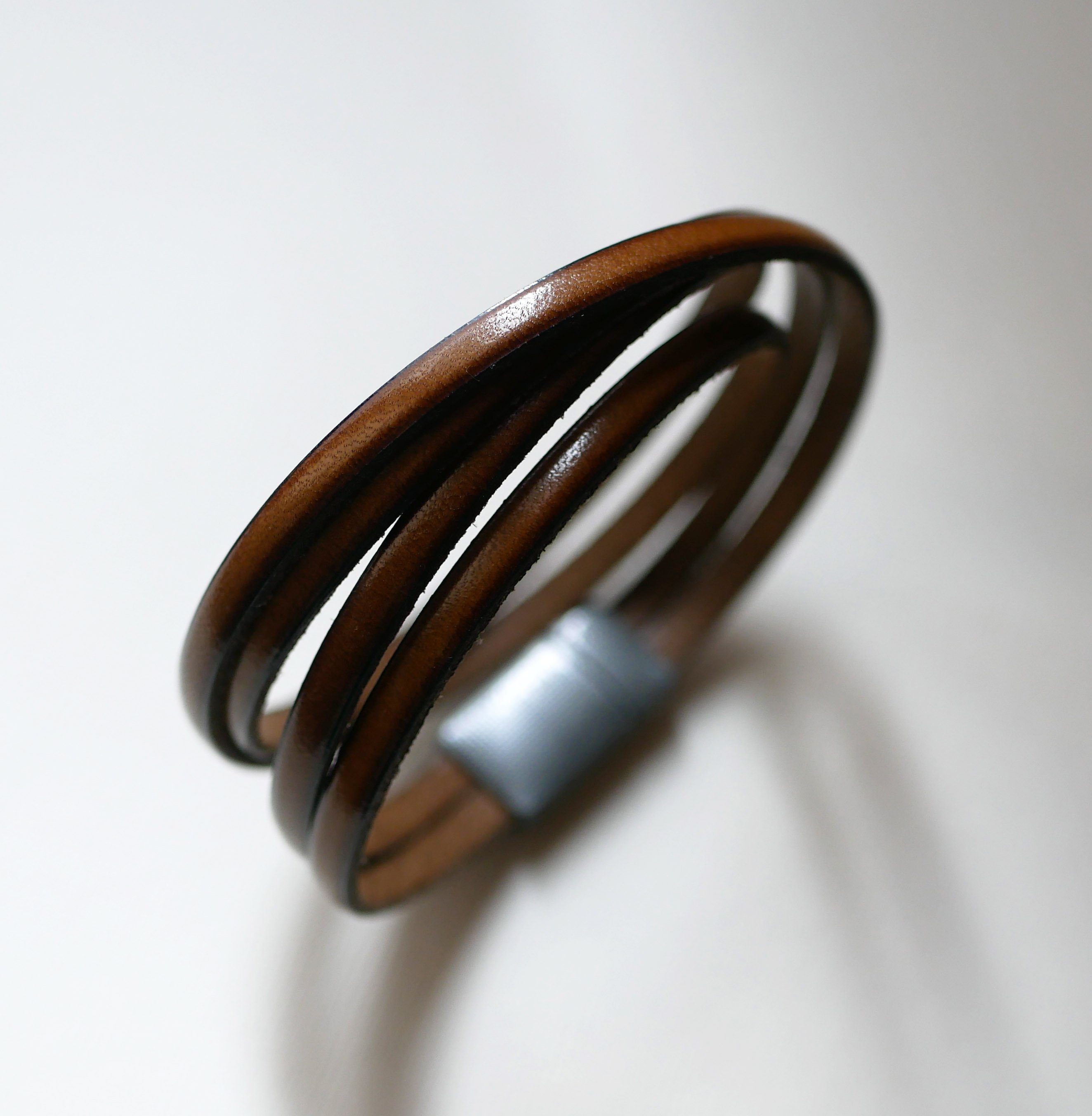 Dubbel gedraaide leren armband met etnische magnetische sluiting om te personaliseren