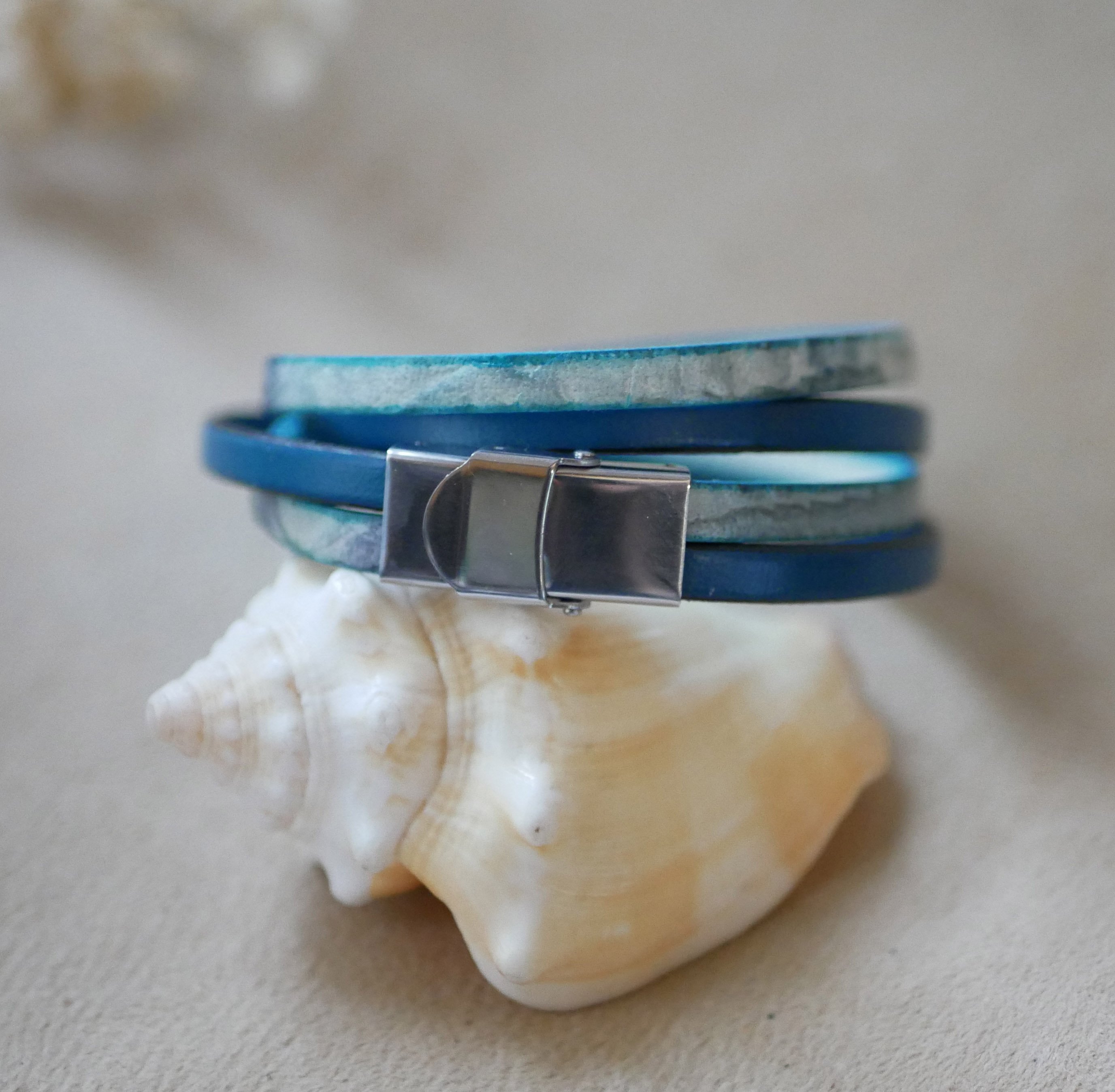 Dubbellaagse leren riem met een blauwgrijze schubbenprint en een leerkleur naar keuze 