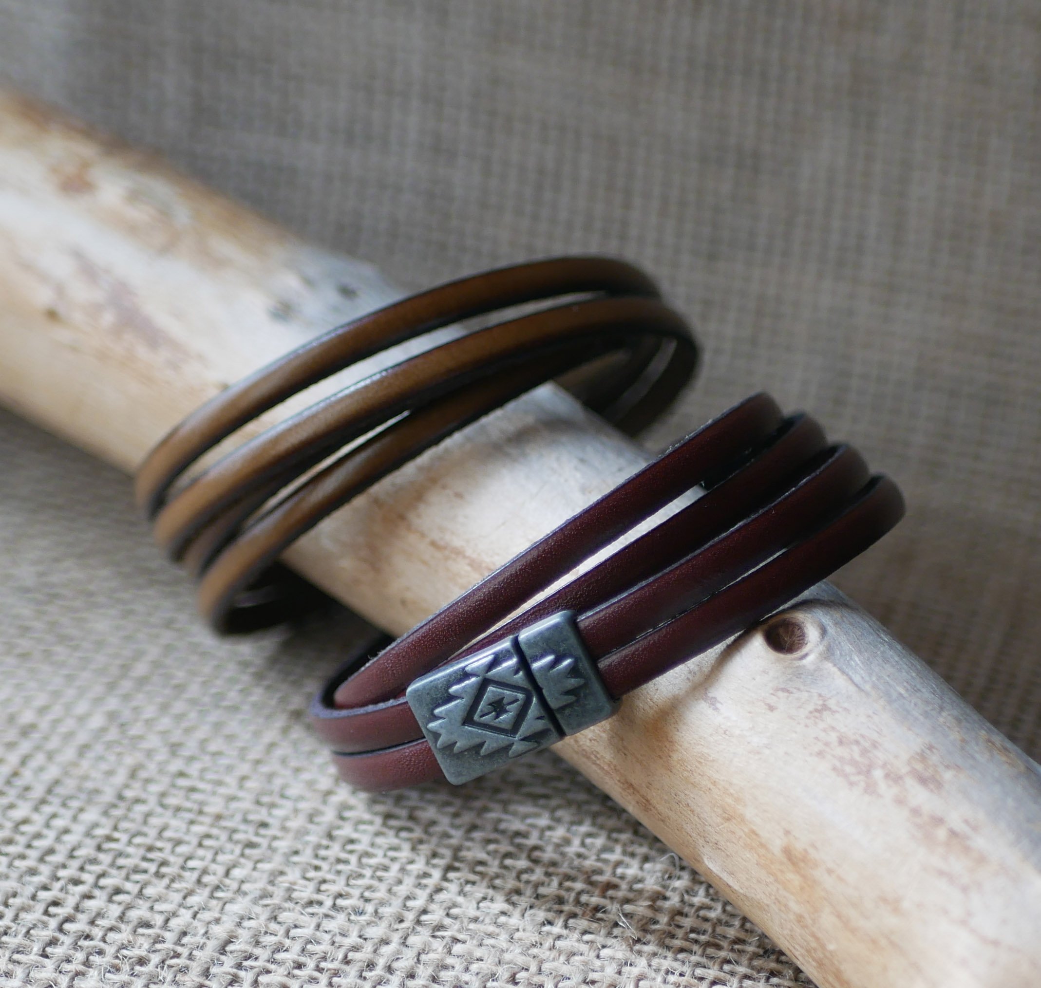 Dubbel gedraaide leren armband met etnische magnetische sluiting om te personaliseren