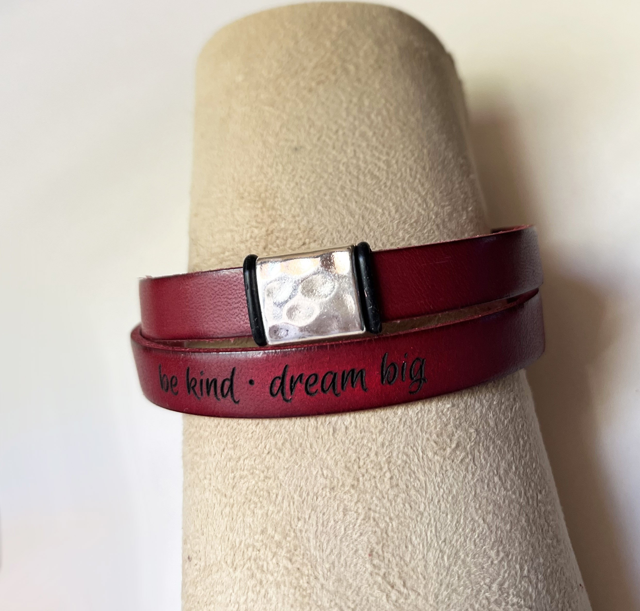 Bracelet cuir double tour au passant carré martelé, ajustable toutes tailles - cadeau personnalisable avec message gravé 