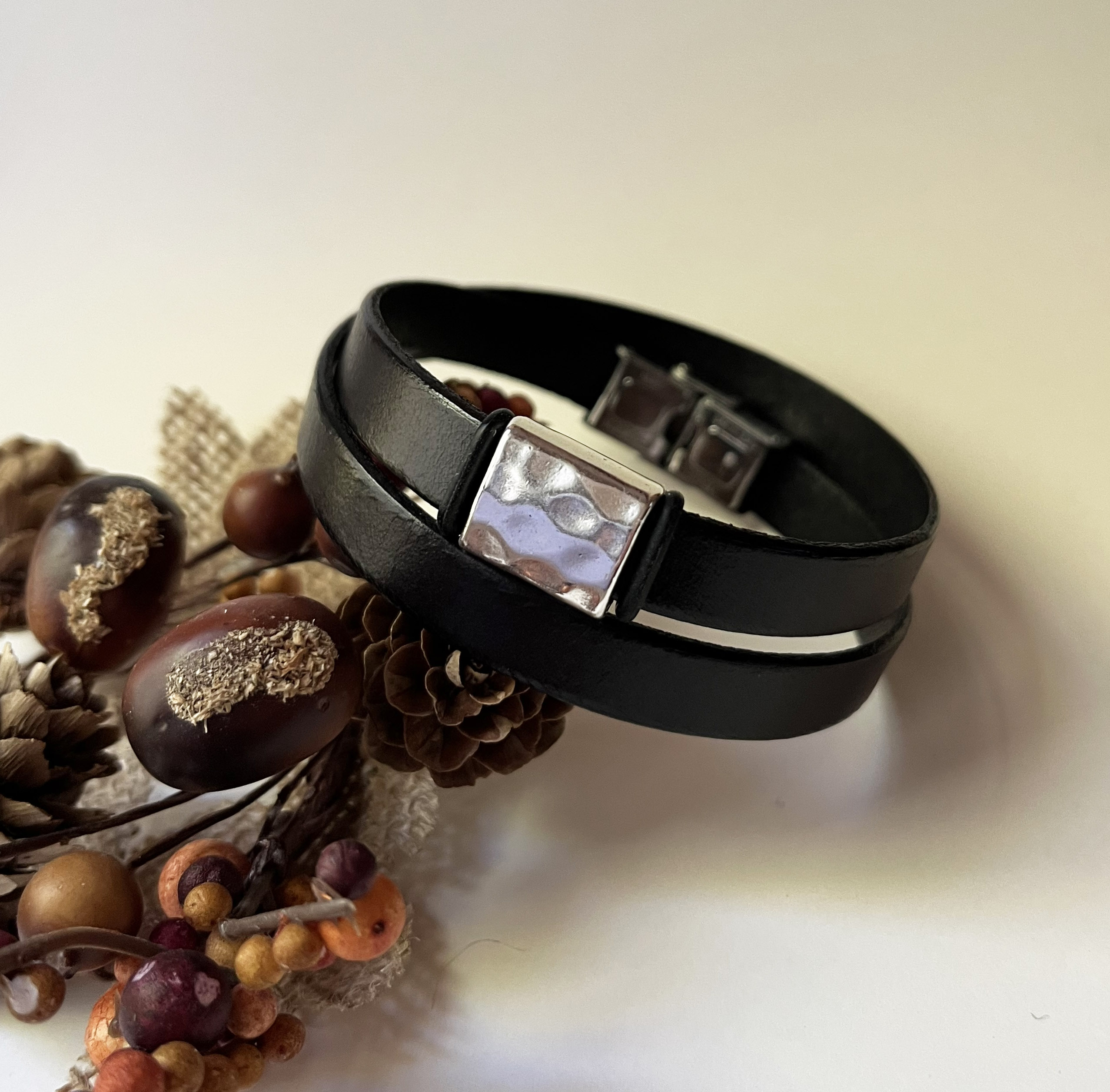 Bracelet cuir double tour au passant carré martelé, ajustable toutes tailles - cadeau personnalisable avec message gravé 