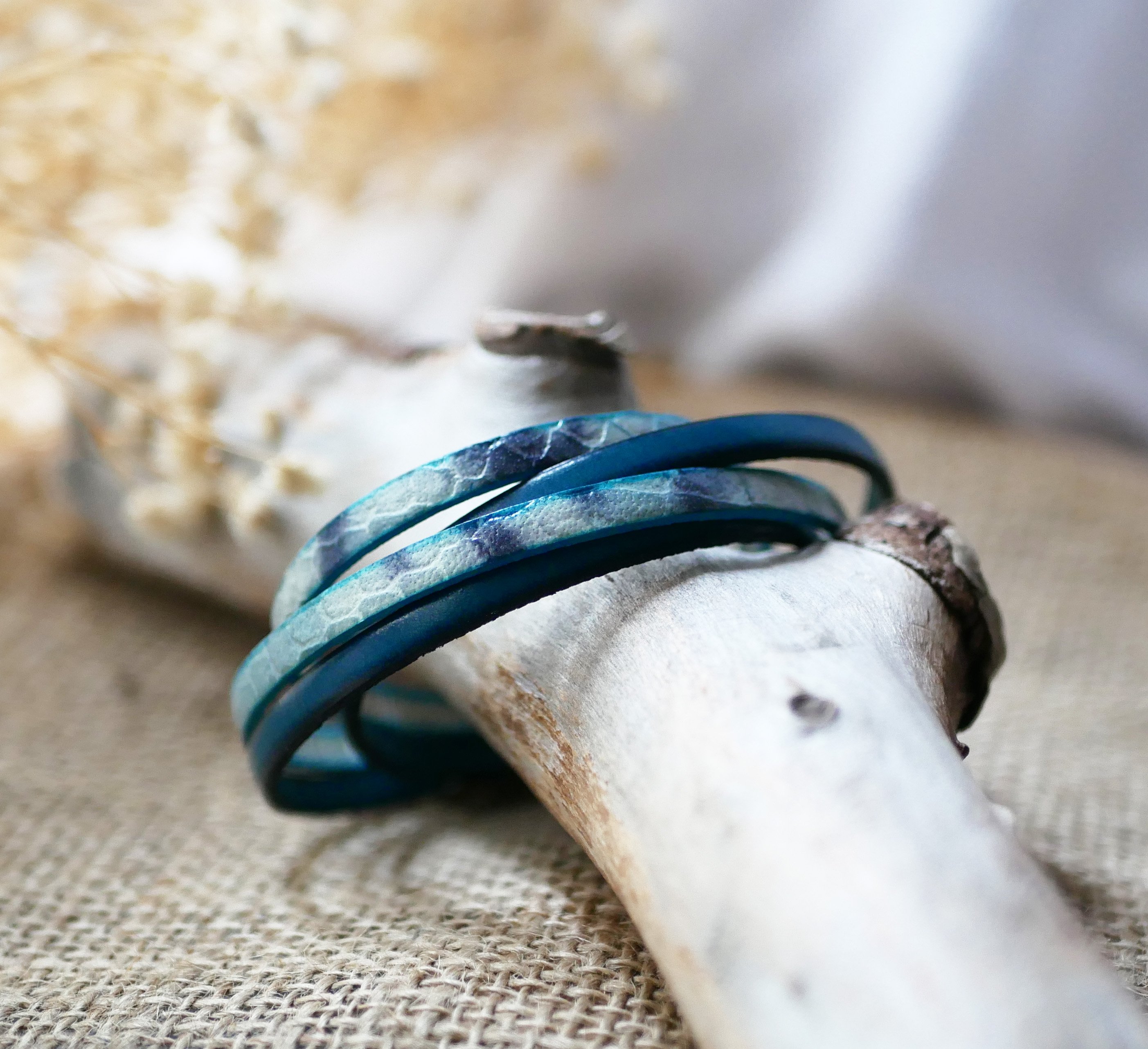 Dubbellaagse leren riem met een blauwgrijze schubbenprint en een leerkleur naar keuze 