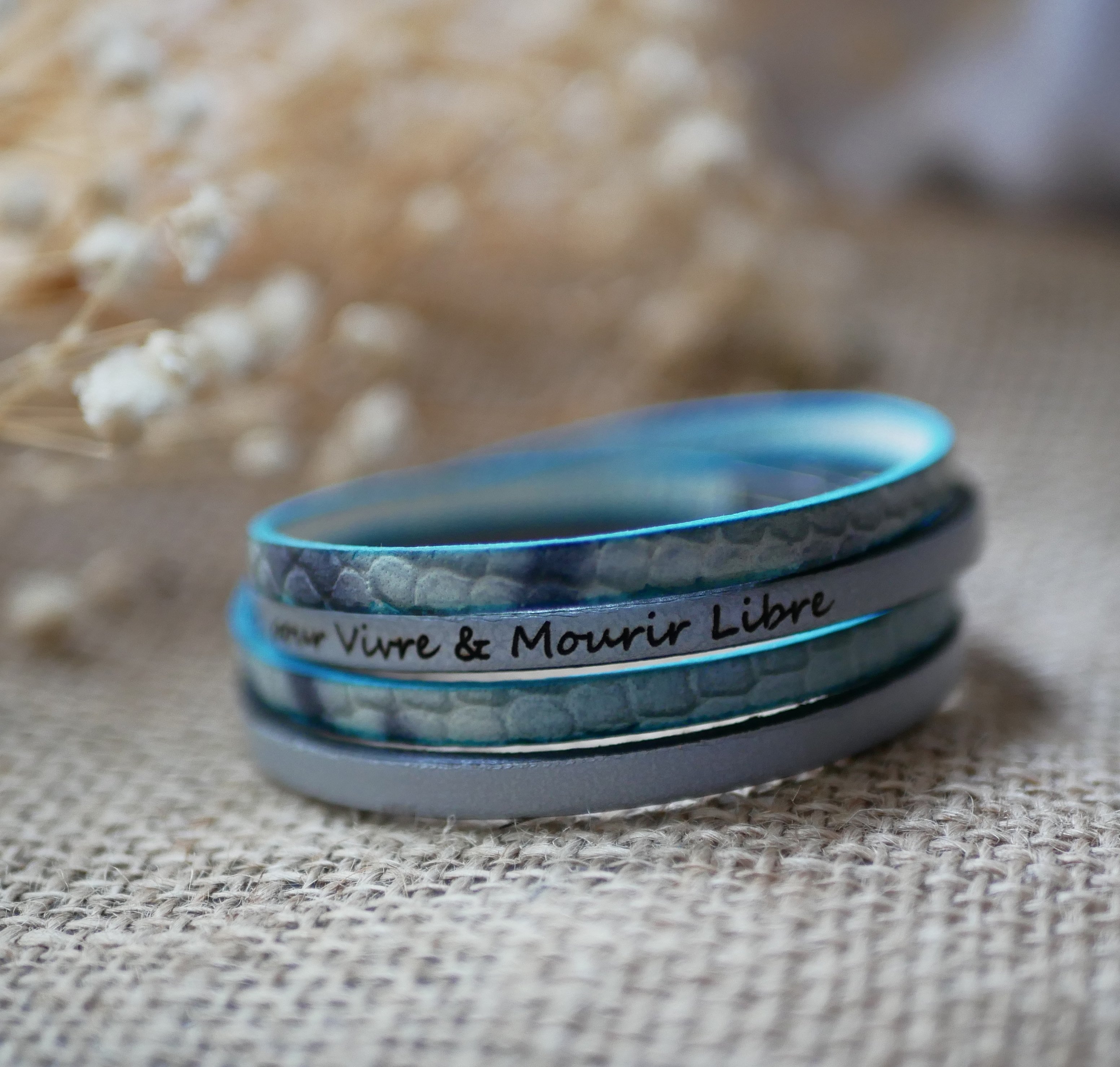 Dubbellaagse leren riem met een blauwgrijze schubbenprint en een leerkleur naar keuze 