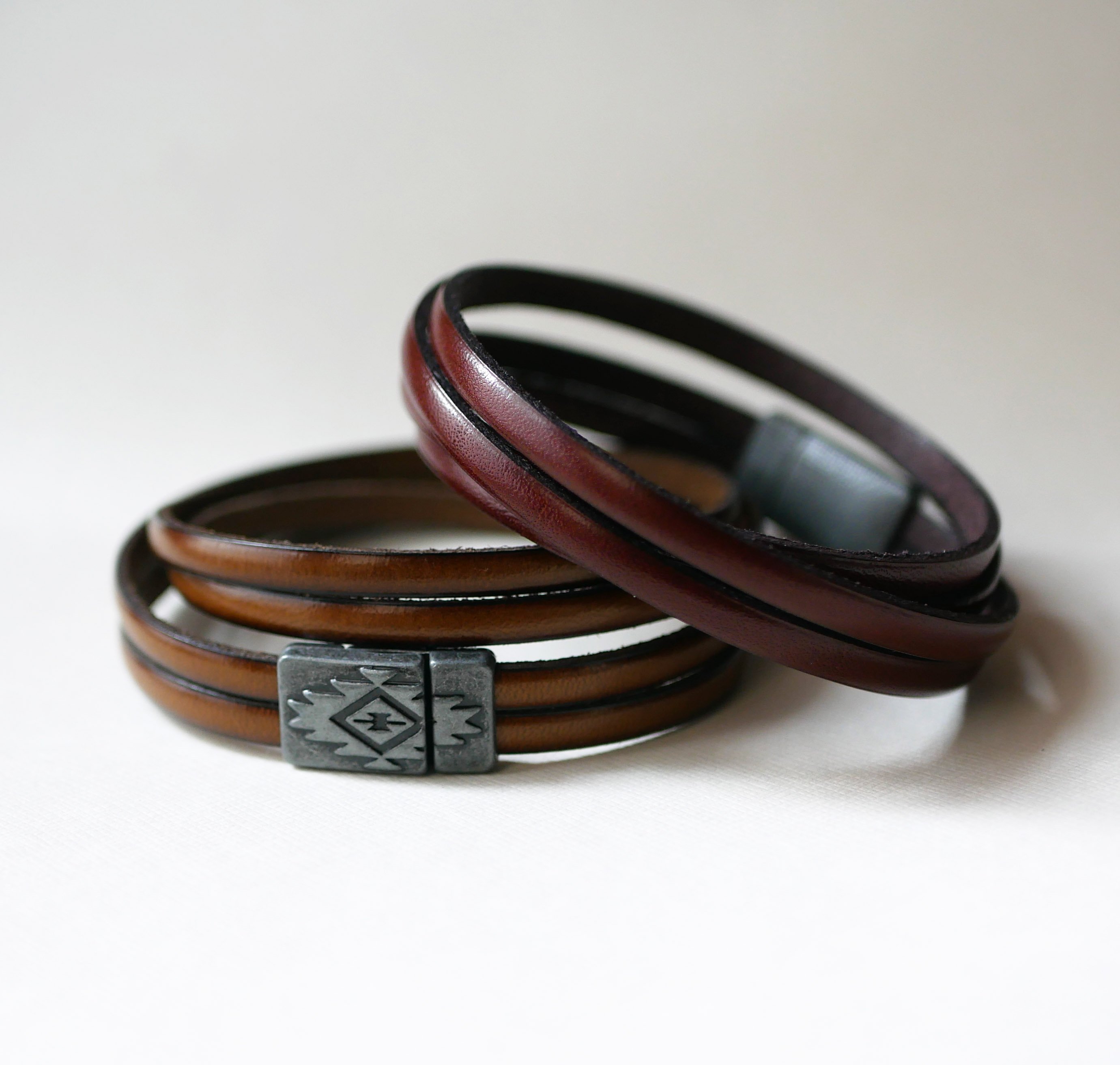 Dubbel gedraaide leren armband met etnische magnetische sluiting om te personaliseren