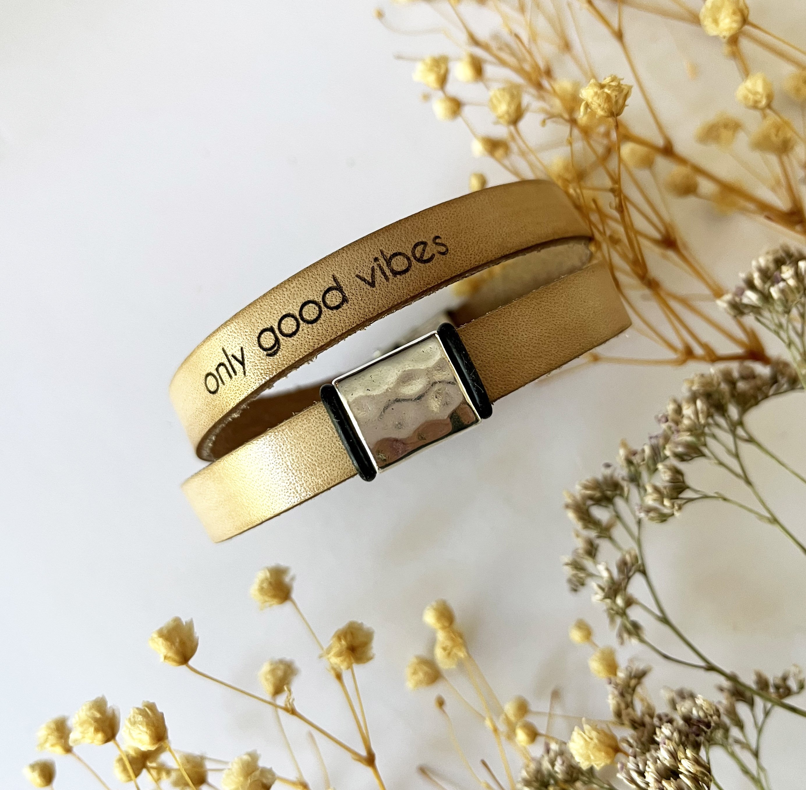 Bracelet cuir double tour au passant carré martelé, ajustable toutes tailles - cadeau personnalisable avec message gravé 