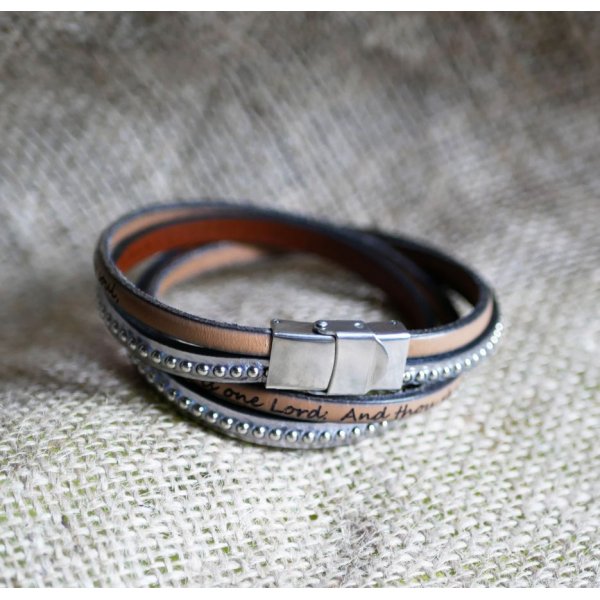 Dubbele gegraveerde grijze lederen band met zilveren kralen, aanpasbaar