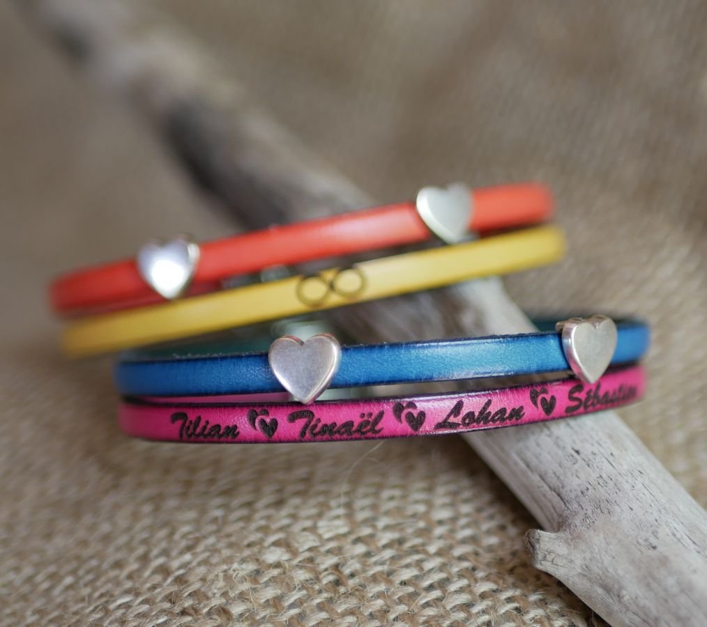 Leren armband in duo met hartvormige lussen, personaliseerbaar voor vrouwen 