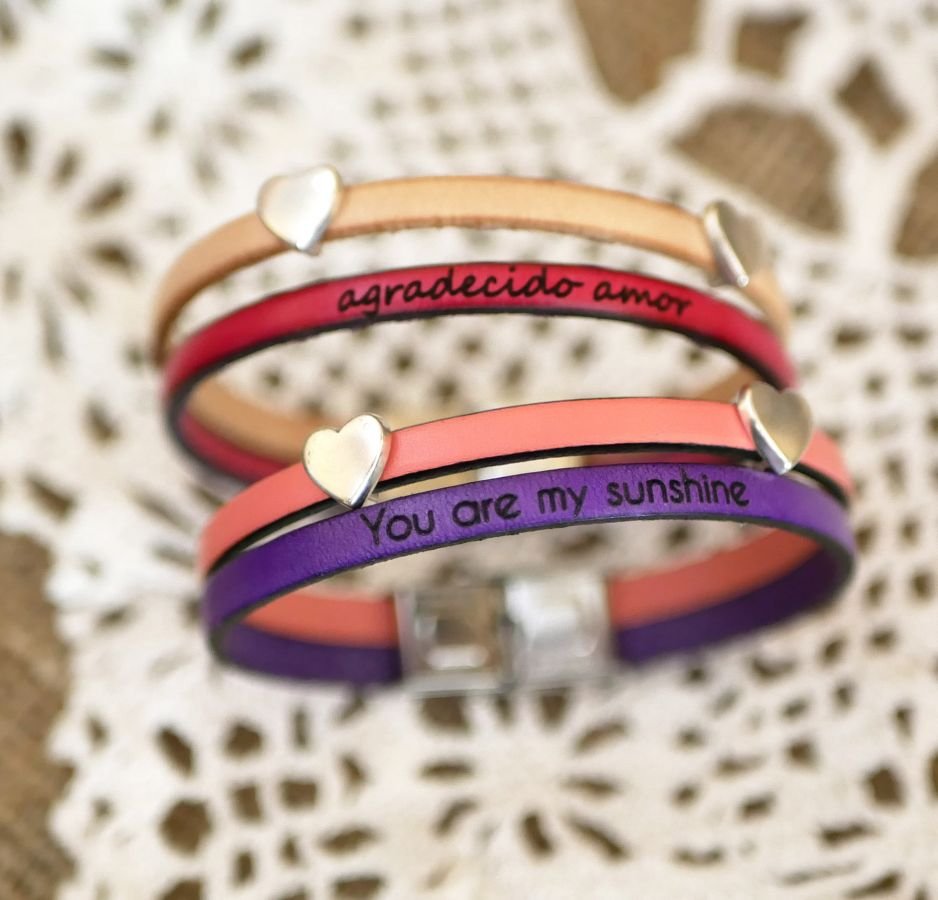 Leren armband in duo met hartvormige lussen, personaliseerbaar voor vrouwen 