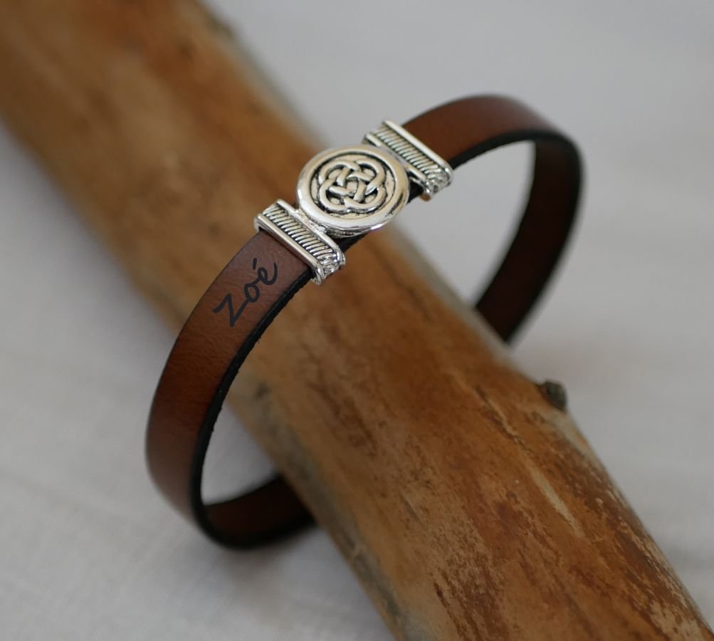 Lederen armband versierd met Keltische knoop, personaliseerbaar door gravure