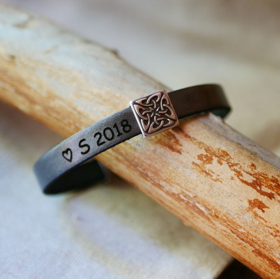 Lederen armband versierd met een Keltisch vierkant dat kan worden gepersonaliseerd door gravure