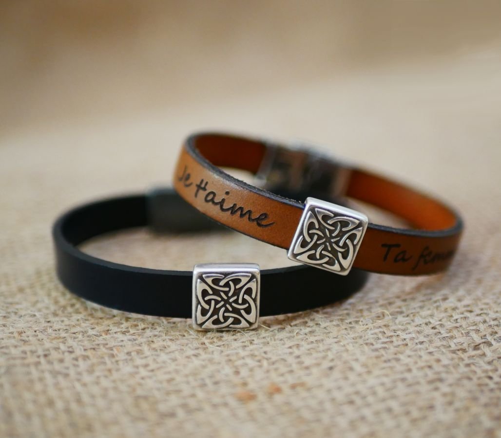 Lederen armband versierd met een Keltisch vierkant dat kan worden gepersonaliseerd door gravure