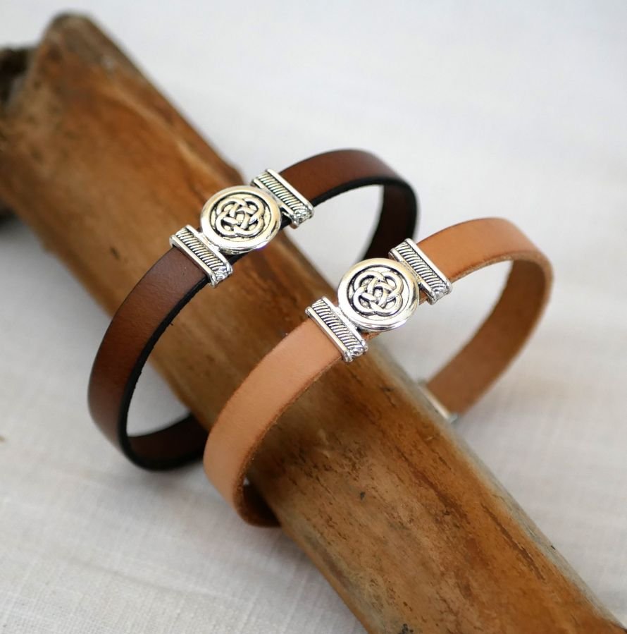 Lederen armband versierd met Keltische knoop, personaliseerbaar door gravure