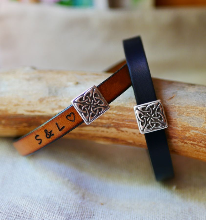 Lederen armband versierd met een Keltisch vierkant dat kan worden gepersonaliseerd door gravure