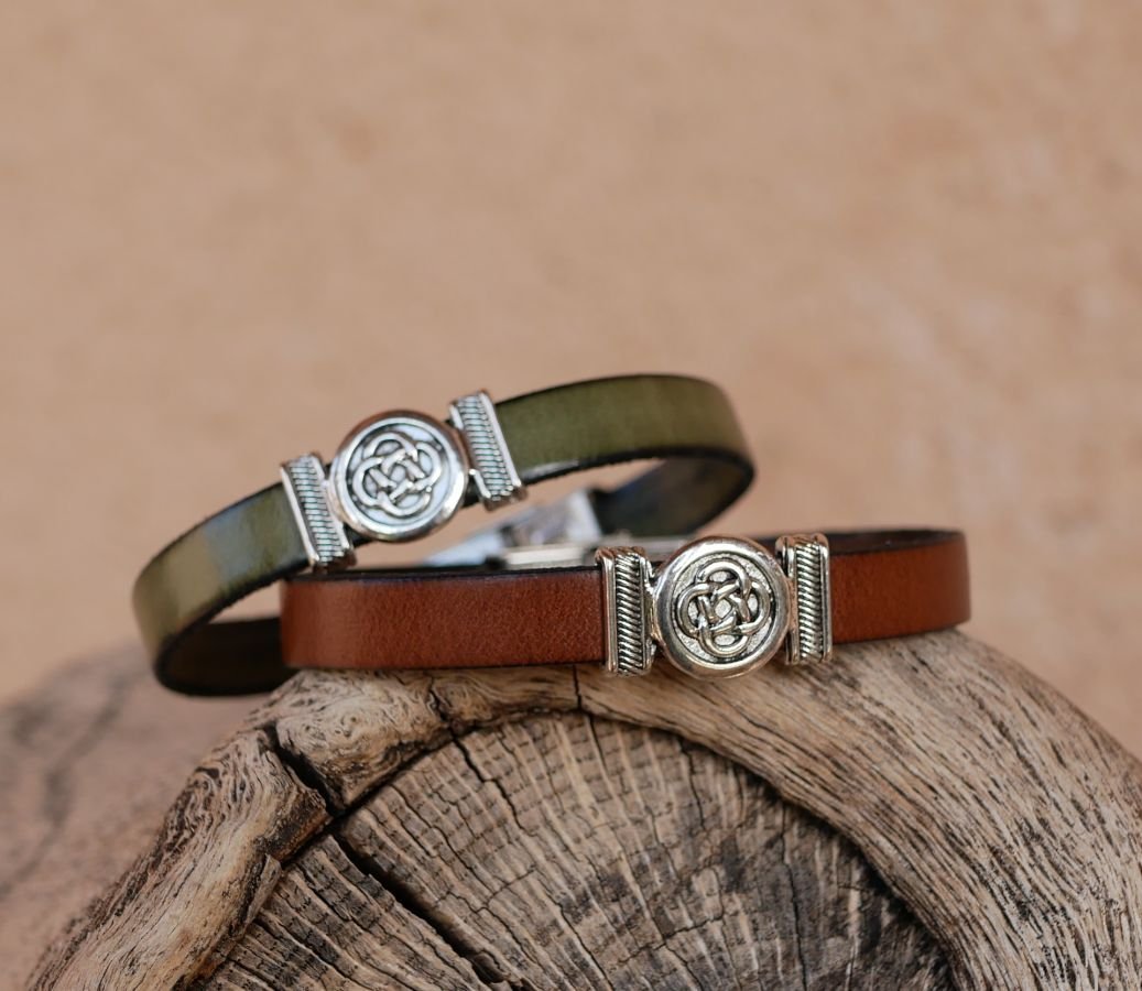 Lederen armband versierd met Keltische knoop, personaliseerbaar door gravure