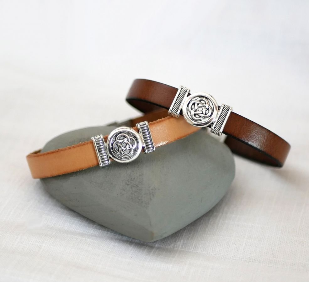 Lederen armband versierd met Keltische knoop, personaliseerbaar door gravure