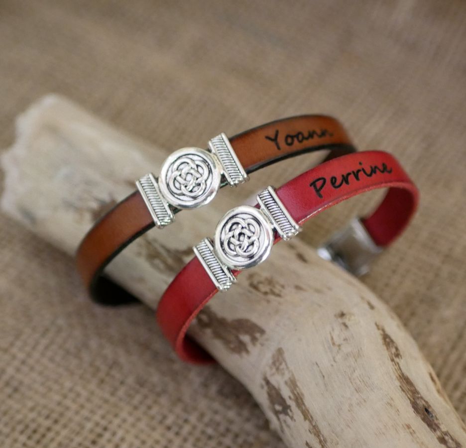 Lederen armband versierd met Keltische knoop, personaliseerbaar door gravure