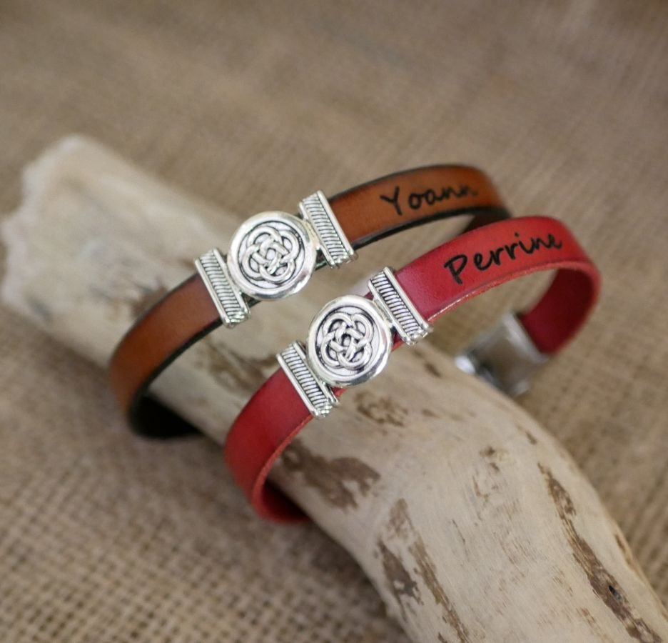Lederen armband versierd met Keltische knoop, personaliseerbaar door gravure