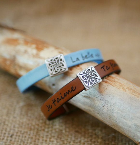 Lederen armband versierd met een Keltisch vierkant dat kan worden gepersonaliseerd door gravure