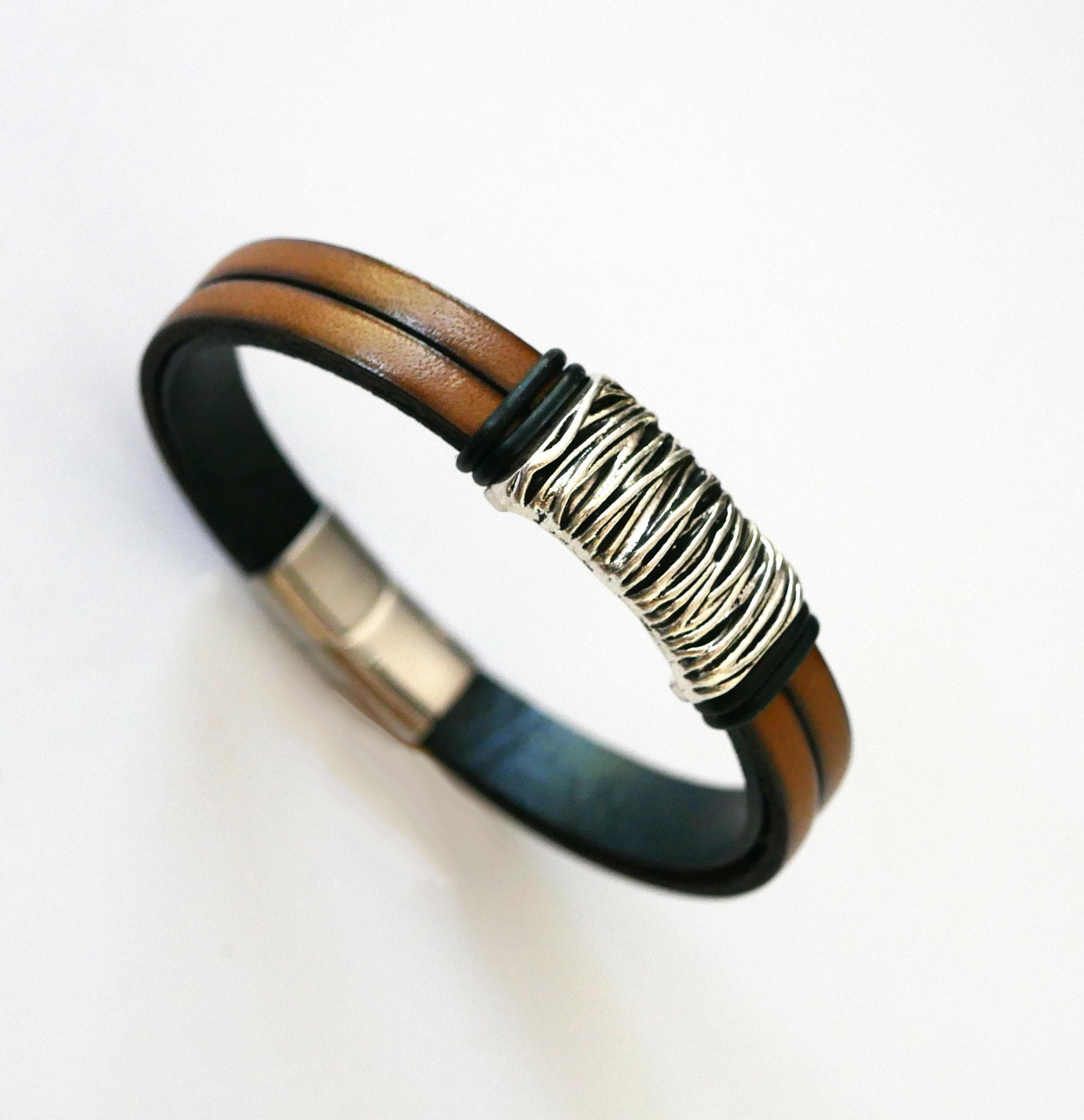 Bruine leren armband met gevlochten metalen voering en magnetische sluiting