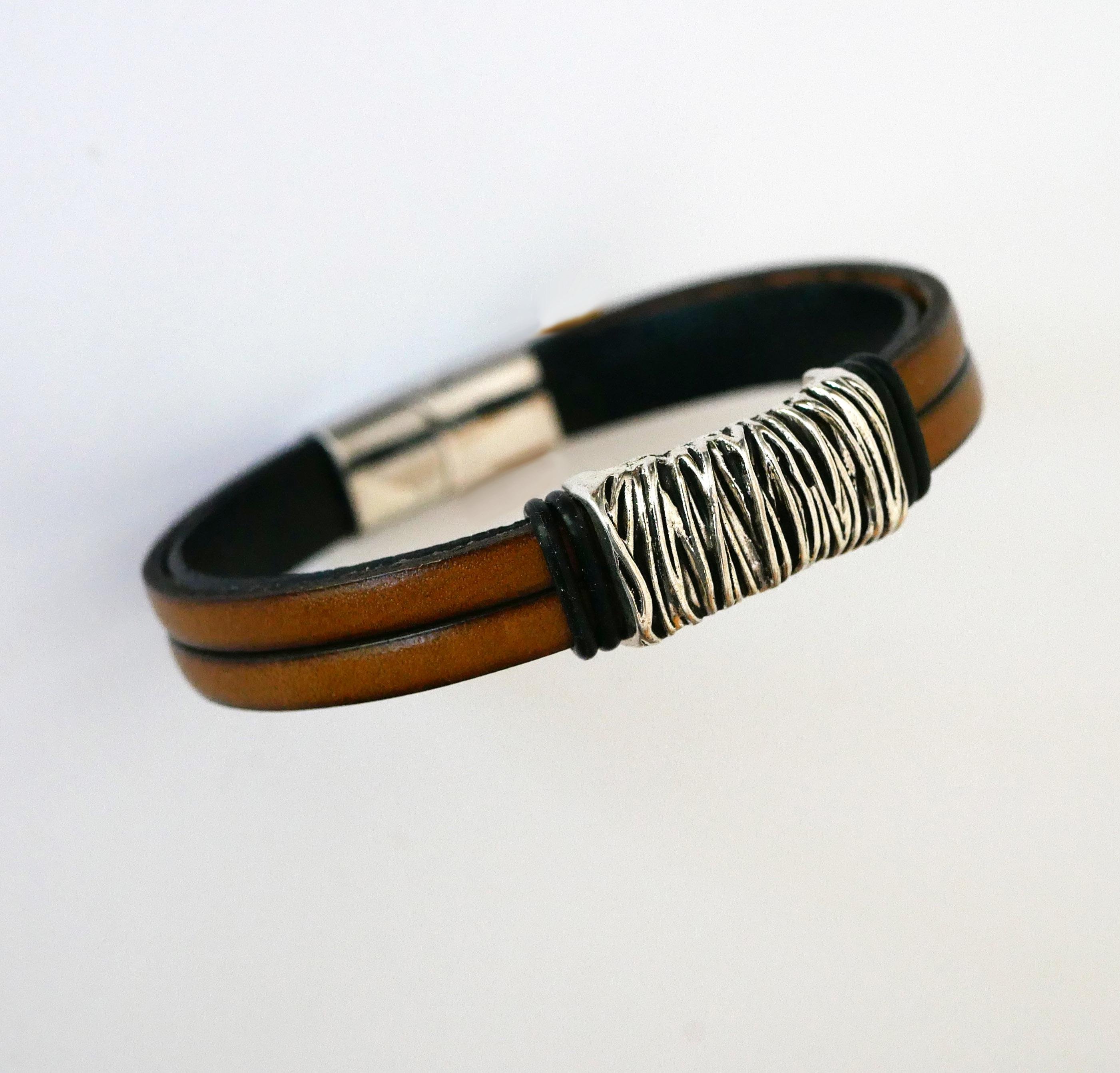 Bruine leren armband met gevlochten metalen voering en magnetische sluiting