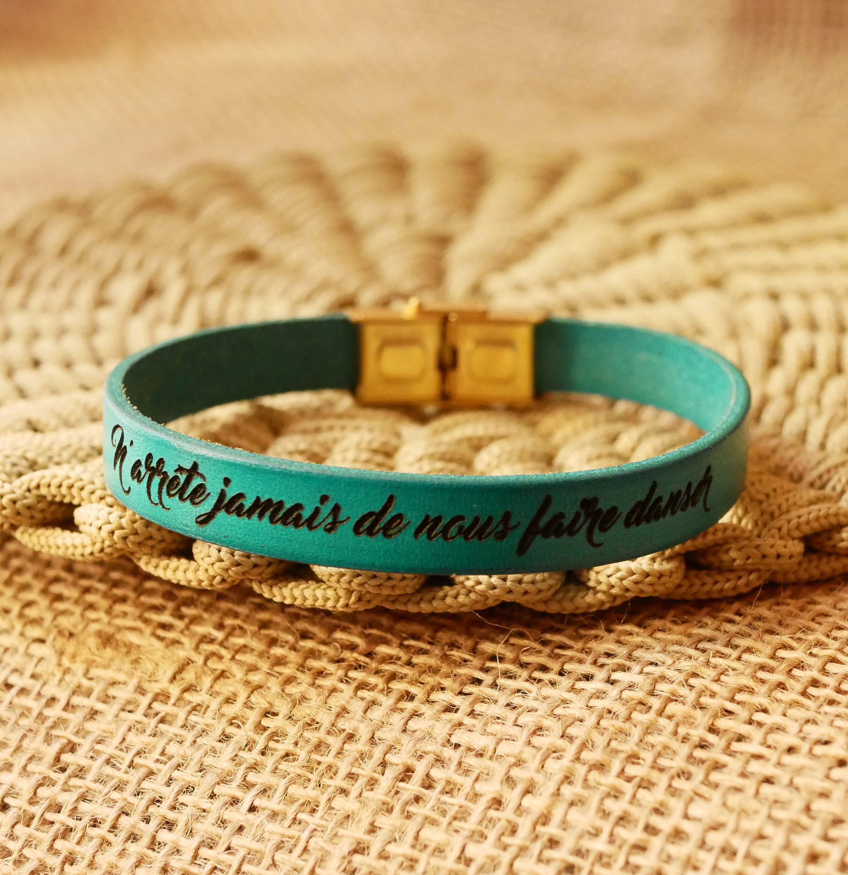 Leren armband vrouw gouden sluiting gepersonaliseerd door gravure 