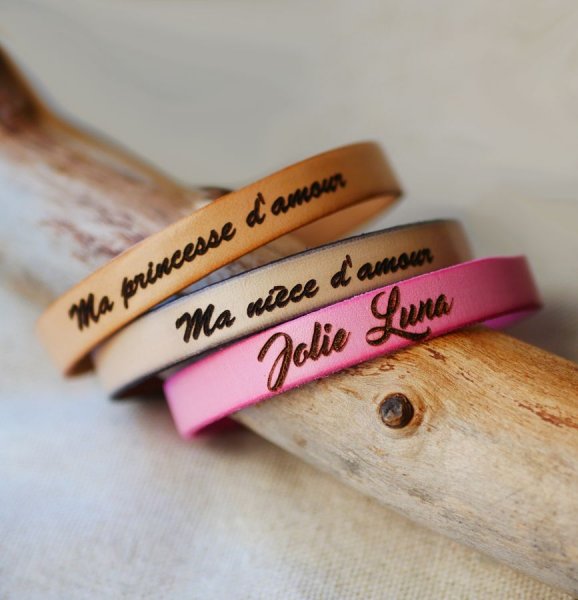 Leren armband vrouw gouden sluiting gepersonaliseerd door gravure 
