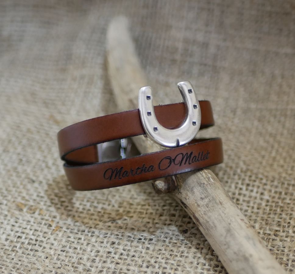 Aanpasbare lederen riem met enkel of dubbel gedraaid hoefijzerdesign
