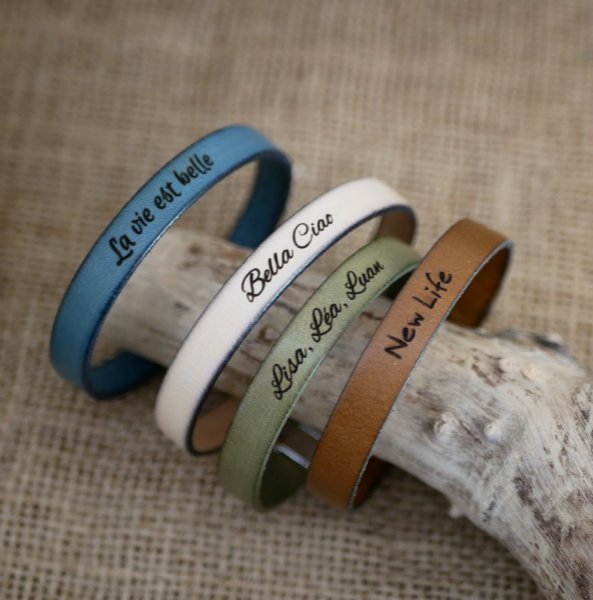 Verstelbare leren riem met zwarte sluiting voor personalisatie door gravure 