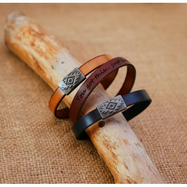 Lederen armband met etnische magnetische sluiting om te personaliseren