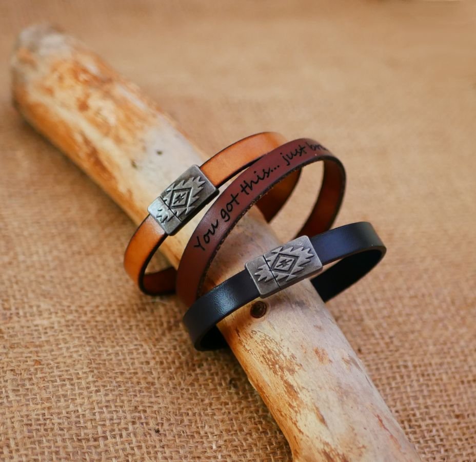 Lederen armband met etnische magnetische sluiting om te personaliseren