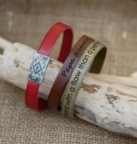 Lederen armband met etnische magnetische sluiting om te personaliseren